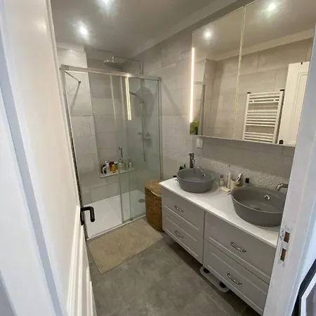 Apartament Bright In The 10th Arrondissement Paryż